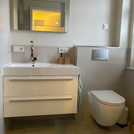 شقة Schoene Im Ergeschoss Mit Terrasse آهاوس